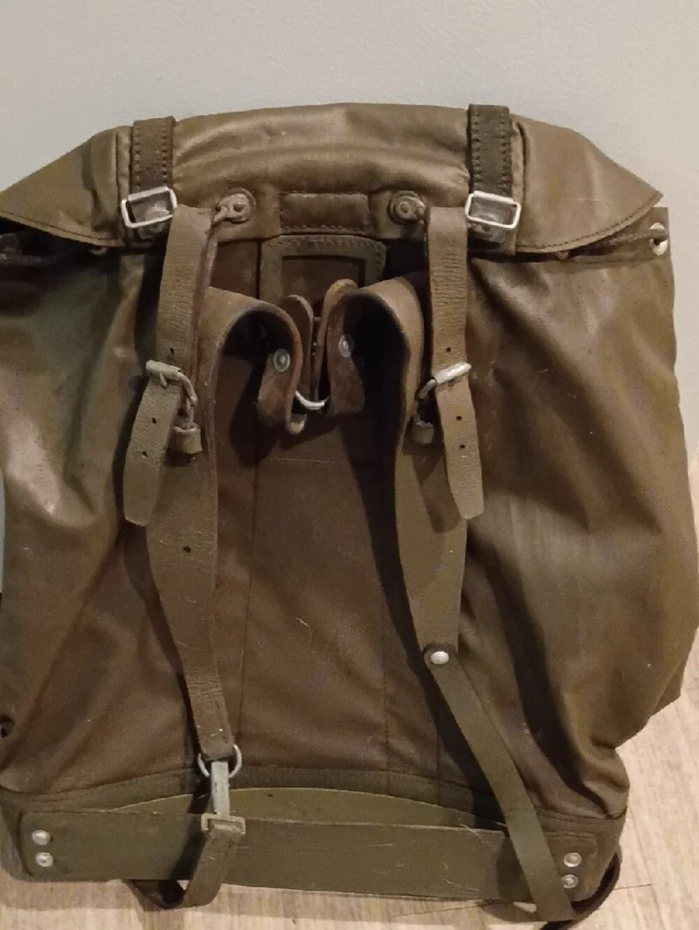 1980s Olive Green Military-Style Men’s Backpack